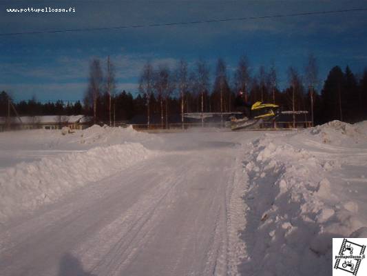 Tienylitys
Lynx Racing 454 -98 kestotestissä. Tienylitystä Teamreuhan tapaan. Lujin kelekka mitä maa päällään kantaa.
Avainsanat: lynx