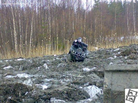 Yamaha Grizzly 660
Pitihän sen kaverin tottakait tuolta jääkamien keskeltä yrittää tulla kurakon läpi... Lapsi on terve ku se leikkii... Mutta
Avainsanat: Mönkijä yamaha kurakko