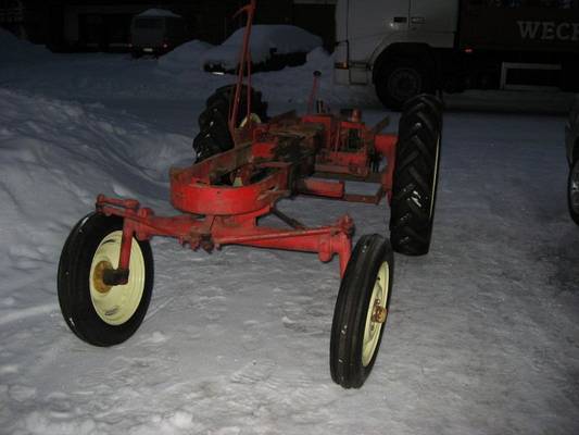 Massey-Harris Pony vm. 1952
Nykyinen projekti tuli minulle tässä asussa. Enin osa lopuista tavaroista tuli palapelinä pahvilaatikoissa, mutta muutamia osia puuttui :(
Avainsanat: Massey-Harris Massey Pony