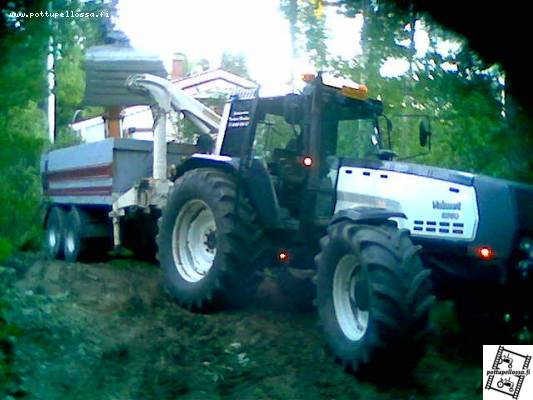 Valmet 8750 ja kippikärri
Viimekesäsiä maanajokuvia.Paikalle mentiin pitkin ulkoilureittejä ja lopuks peruutettiin mettäuraa noin 80m lastuupaikalle.Kuormat teki maansiirtoliikkeen kaivinkone.
Avainsanat: Traktorit ,työkoneet ,valmet