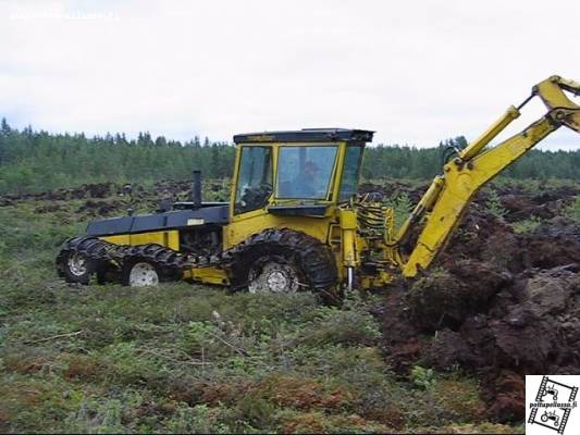 Naapurin kylvöveturi
Fordson Super Major Traderin kuutoskoneella. Edelleen käytössä kylvökoneen vetäjänä, oli aikoinaan kylän kovin kone...
Avainsanat: Fordson Major