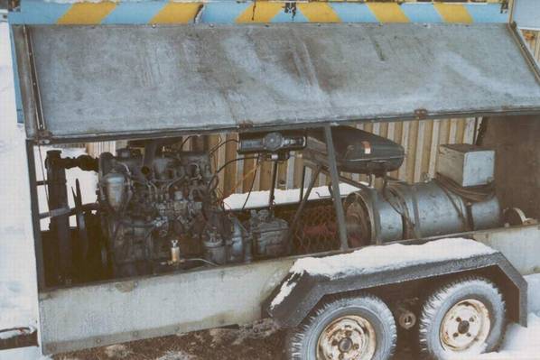 Kenttähitsikone "Mersu"
1970-luvulla värkätty kenttähitsi Diesel-Mersun moottorilla.
Avainsanat: Mercedes Mersu Hitsikone