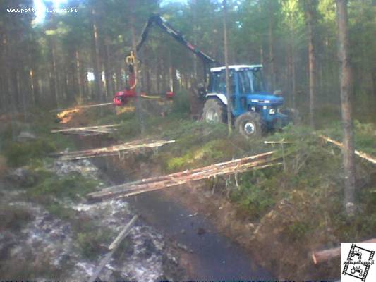 päivämiehen kanssa metsässä
ford 6810, farmi 4166, tapio 250 sykeharvesteri
Avainsanat: jkk