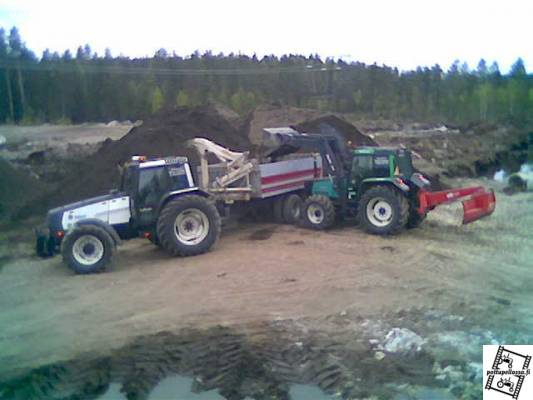 Multakuormausta
Valmet 8750+12motin maakärry jossa 4m:n ulottuvuudella ja 3000kg:n nostokyvyllä oleva hiab.Hiabilla painoo noin tonni.Kuormaamassa Valmet 6400.
Avainsanat: Traktorit