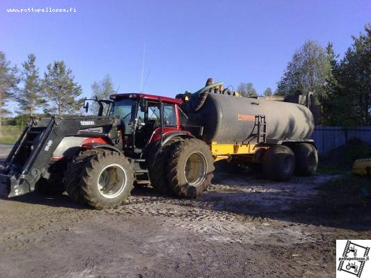 T160 ja poikien omatekemä kurakärri.
Kärryn vienti varikolle ajon jäläkeen.
