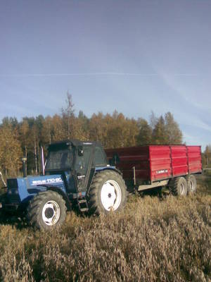 New Holland 110-90
Jyvien ajossa
Avainsanat: New Holland 110-90