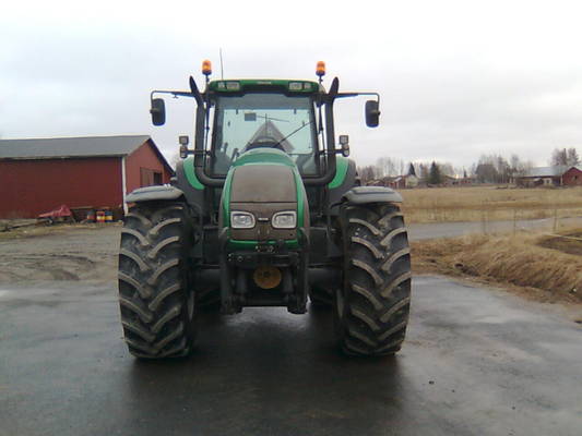 Valtra T190 edestä
Renkaat 710x700x30
