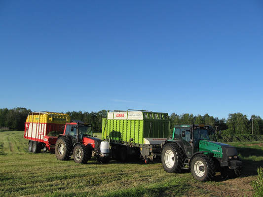 Noukinvaunukalusto
Valtra Valmet 8350HT - Claas Quantum 5500P
Valtra Valmet 6850HT - Pöttinger Europrofi 5000
Avainsanat: noukinvaunu