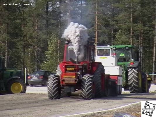 Volvo BM 2654
Nurmes, C-kilpailu, vakio 8500kg, Volvo sijoittui kisassa toiseksi vedoilla full pull ja pull offeissa 79,20 m
Avainsanat: vee856 volvo bm tractor pulling Nurmes