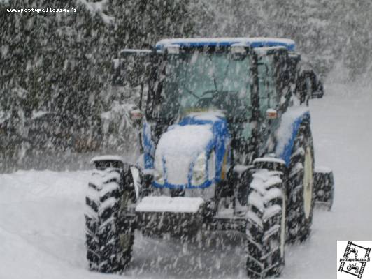 tuli lunta 28.2 n.50 cm 7 tunnis
tl90a ja kipan lana lumisateen keskel
Avainsanat: traktori tl90a kipa
