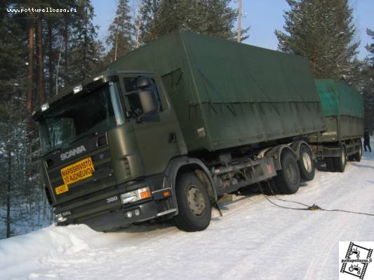 Scania 114 G 380 Ojassa
Kouluajossa opettaja käski erästä E korttia ajavaa ajamaan lähempänä tien reunaa ja sinnehän se sukelsi.
