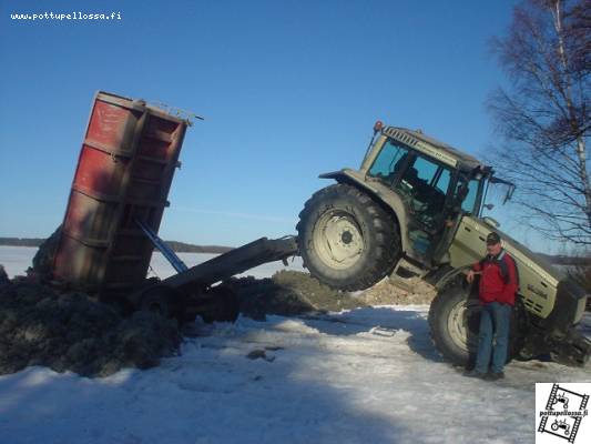 Eihän Valtra etupainoinen traktori ole...
Avainsanat: traktori valtra