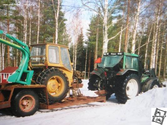 502 vallulle oli kaks baalia liikaa...
tosiaan katketa präiskähti vallu kun vietiin kahta tuorerehu baalia... yks tos paali leikkurissa ja yks nokalla itte tehdyissä "etunostolaitteissa"..
Avainsanat: vallu poikki