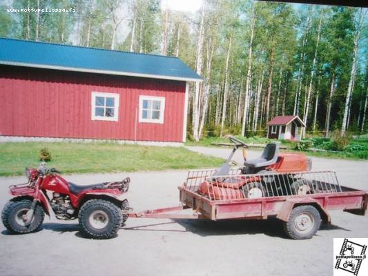 urakkayhyristelmä
hondan 250cc mänkijä ja huqsvarnan ruohonleikkuri. tollasella yhdistelmällä sitä tuli pikku poikana urakoitua naapureille.. heh 
Avainsanat: urakkayhdistelmä