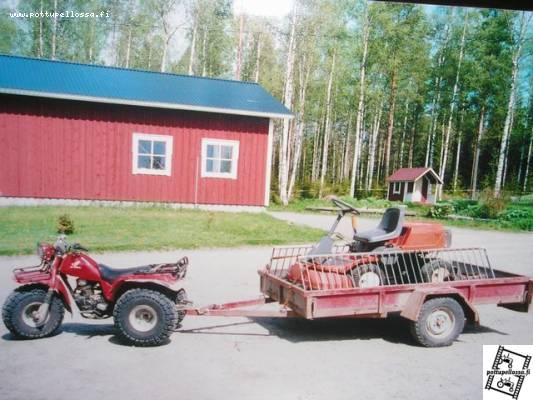 urakkayhyristelmä
hondan 250cc mänkijä ja huqsvarnan ruohonleikkuri. tollasella yhdistelmällä sitä tuli pikku poikana urakoitua naapureille.. heh 
Avainsanat: urakkayhdistelmä