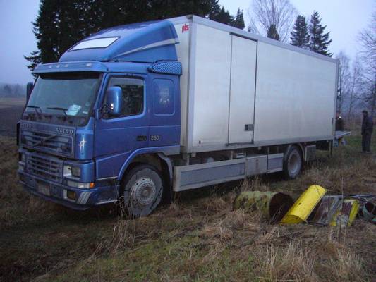 Volvo FM7 Jakeluauto
Tällä niin tuotiin antrasiitti kotiin Hasselle
Avainsanat: Volvo FM7 Jakeluauto antrasiitti