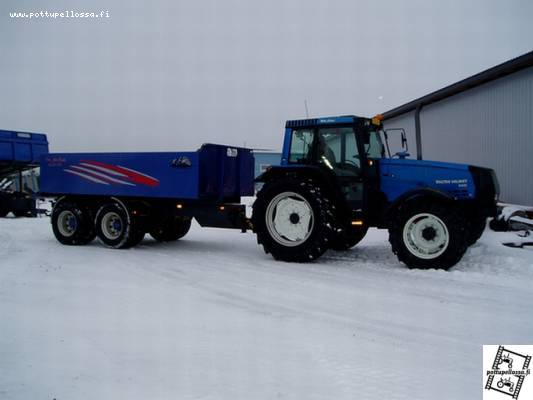 Valtra Valmet 8400 ja Sisusta tehty kärry
Oli T:mi Jussi Isotalon kärryt lainassa
Avainsanat: Valtra Valmet 8400 Sisu