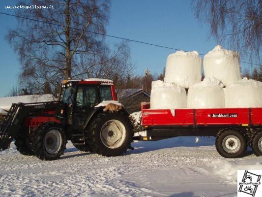 Valtra 6400 ja junkkarin 160
paalien hakua vanhalla kärryllä
Avainsanat: valtra,paalit,