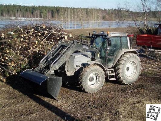 8150 -04
uudet ohjelmat laitatin vaihdelaatikkoon ja moottoriin, nyt pystyy vedonvapautustakin säätämään. ja lastu tuli siinä samalla. ihan eri kone, mitä nyt kevyillä kuormilla vasta päässy testaamaan.
