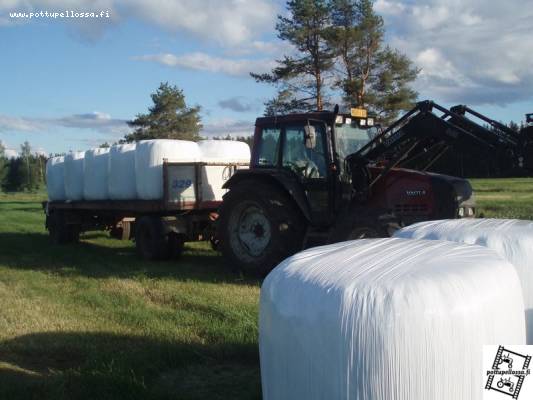 Paalien ajossa
Valtra 6400 ja laina kärry
Avainsanat: valtra