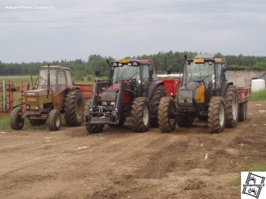 Soranajo kamppeet
Valmet 702 ja velsa 85
Valtra 6400 ja junkkari 150
ValtraValmet 6400 ja tuhti 120
Avainsanat: valmet valtra junkkari tuhti velsa