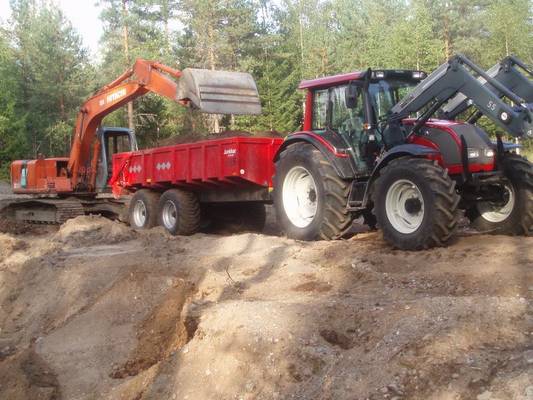 Uusi valtra koeajossa
soran ajoa n141 ja junkkari 15,hitatsilla kuormataan, vuoden vanha kuva.
Avainsanat: valtra,hitatchi