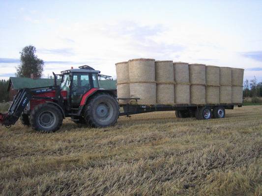 MF8130 ja M-Trailer
Paalikärry neitsytmatkallaan. 9m lava
Avainsanat: MF8130 M-Trailers