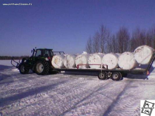 Deutz-Fahr 130 ja TUHTIN valmistama paalikärri
Siinä on työpaikan paalikärri.
Se on erikois tilauksena tietätetty TUHTI:lla.
Avainsanat: Deutz-Fahr 130 ja TUHTIN valmistama paalikärri