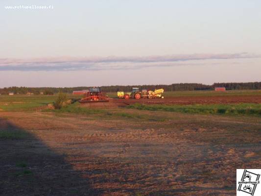 Fendt 714 Vario,miedema/Mepa 4 rivinen istutuskone. Valtra 8950 ja Maschio DM 5000
Takana pilkottaa myös talon kovin kone,80-90 fiiu.
Avainsanat: Fendt,miedema,valtra,maschio