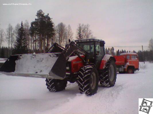 Massey ferguson 6290 vm -99 Ja Quicke 970
Lumitöitä. Kuva otettu samsung-kännykällä
Avainsanat: Massey Ferguson 6290