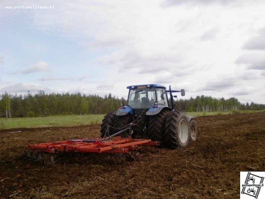 NH TM120 RC ja Tume Hankmo 3800 S
Raiviolla. Jonkin verran kantoja heitteli pintaan.
Avainsanat: New Holland TM120 tume hankmo