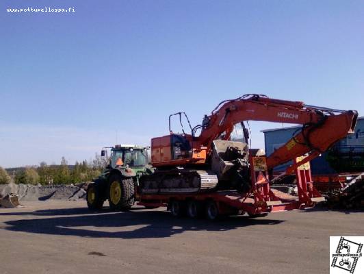 John deere
John Deere ja 225 Hitachi
Avainsanat: John poro hitachi