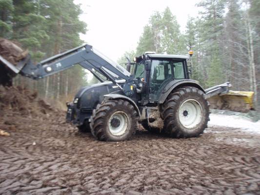 Valtra X191
Perässä R-vama,keulilla quicke/valtra75
Avainsanat: valtra X