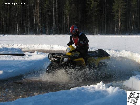 Polaris sportsman 450
Sama mutka maaliskuussa, eri kulmasta kuvattuna. Hiukan meinaa jäälle noussut vesi hidastaa huippuaikoja..
