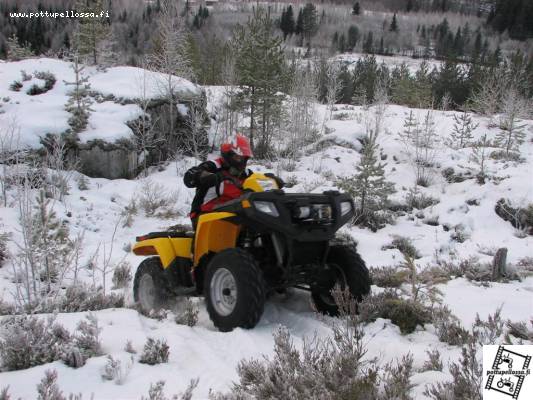 Polaris Sportsman 450
Pollella kallioita kapuamassa tammikuun "hangessa"
