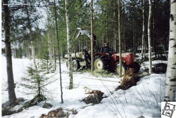 Porsche Super 308N ja mettäkärryt
kitkaketjuilla varustettuna...
Avainsanat: Porsche