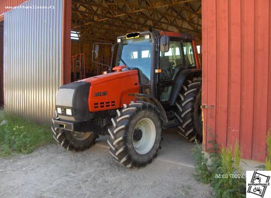 valtra 6400
valtteri kurkistelee hallin suulta
