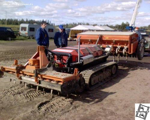 Radio-ohjattava kylvö-muokkain-yhdistelmä
Tulipa tuollainenkin nähtyä rauta ja petrooli näyttelyssä.
Avainsanat: Rauta & Petrooli 2006