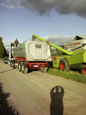 Volvo fh12 & Claas Medion 310
Puitiin rekkaan ku oli hyvä paikka lastata.
Avainsanat: volvo