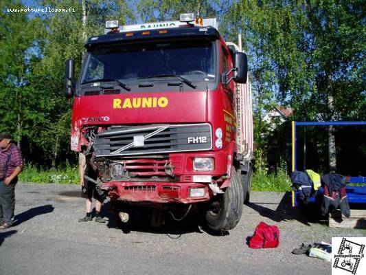 Volvo FH12
Skoda vei Volvosta "palasen"
Avainsanat: volvo fh