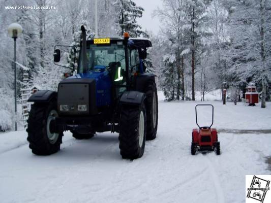 Isoveli ja pikkuveli
Valtra Valmet 8400 ja pikku vallu
Avainsanat: Valtra Valmet 8400 vallu