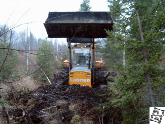 Lännen 8
Veto-ojalle pitäisi päästä mutta huonelle näyttää. Kone ei ole kiinni vaikka se siltä ehkä näyttää, eteenpäin tuosta pääsee mutta taaksepäin ei. Telat olisi ehkä auttaneet...
