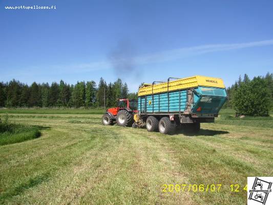 8550+mengele
mengele rotobull 7000, vetokoneena valtra 8550. 12m karhoa yhdessä ajonopeus 10-15km/h.
Avainsanat: valtra 8550 mengele noukinvaunu