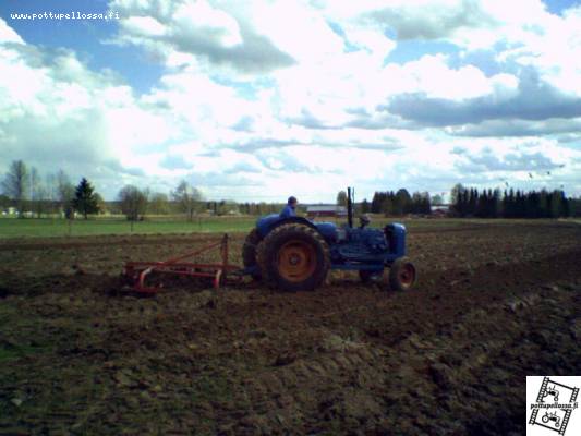 kutosmajori tositoimissa
kyllä hankmo sai kyytiä..muuten iha hyvä ajaa paitsi että ei oo penkkiä ollenkaa..
Avainsanat: fordson