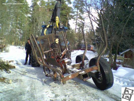 Kotitekonen vaunu ja Ford NH 6640 ja kopa3000
Teli tippu, Mutta onneksi vasta kun oli käntynyt piha tielle.....
Ja teli oli paikallaan joitakin tunteja myöhemmin pienen hitsauksen jälkeen.
Avainsanat: Ford 6610