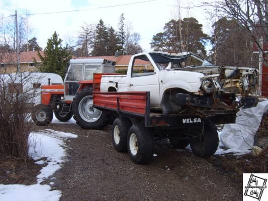 MF 265mp velsa+nissan picup.
Pikkasen pitäs pakkelia heittää nissanin kylkee.
Avainsanat: mf nissan velsa