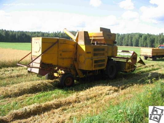 Sampo 30 menossa tyhjentämään
Kierros pellossa ja piti tyhjentää. Luotettava peli jo 35 vuoden ajan. Suojaviljan puintia.
Avainsanat: Sampo 30