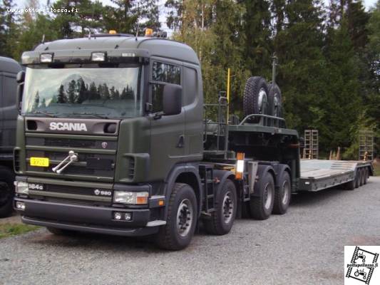 Scania 164G 580
Lavetin vetäjä jonka kuormana on yleensä Leopard 2 A4 jonka paino tastelukunnossa on 55 tonnia.

