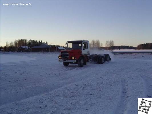 Scania T 82 H, 6x2
Talvista luisunheittoa Scanialla.
Avainsanat: Scania kärryaihio