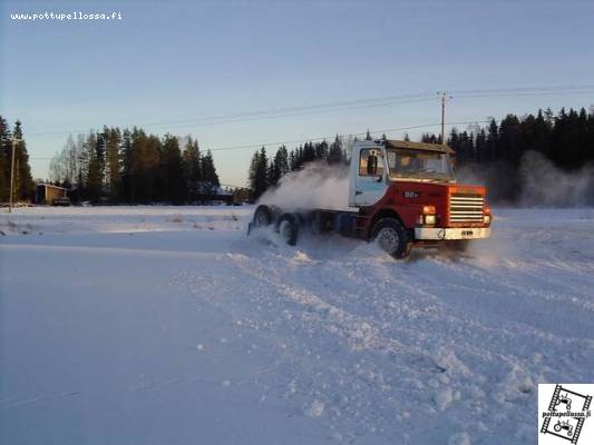 Scania T 82 H, 6x2
Scania tarjoaa ovenkahvaa.
Avainsanat: Scania kärryaihio